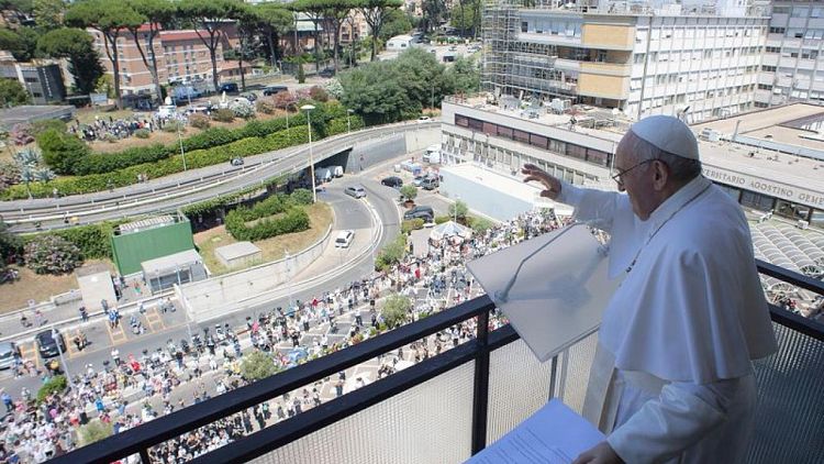 البابا فرنسيس يعود إلى الفاتيكان بعد جراحة بمستشفى في روما