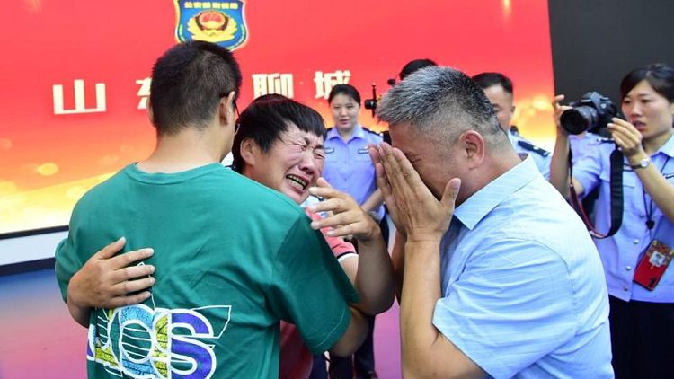 صيني يعثر على ابنه المفقود بعد رحلة بحث 24 عاما قطع خلالها 500 ألف كيلومتر