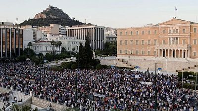 الآلاف يحتجون في أثينا على حملة التطعيم ضد كوفيد-19