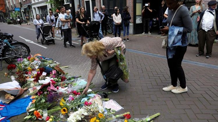 Periodista neerlandés De Vries muere días después de ser tiroteado