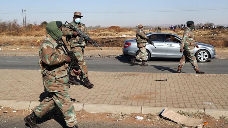 جنوب أفريقيا تقول إنها نشرت عشرة آلاف جندي بالشوارع لكبح العنف والنهب