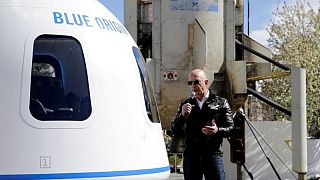 مراهق يسافر مع بيزوس في أول رحلة لشركة بلو أوريجن إلى الفضاء