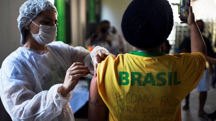 En impulso para Bolsonaro, mayoría de brasileños dice que pandemia está bajo control: sondeo
