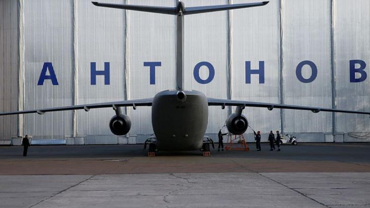 Hallan avión ruso con supervivientes tras aterrizaje forzoso en Siberia