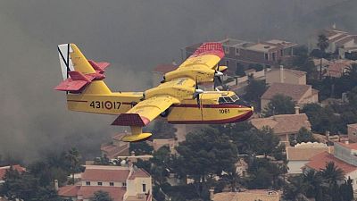 Un incendio forestal en la Costa Brava española obliga a cientos a abandonar sus hogares