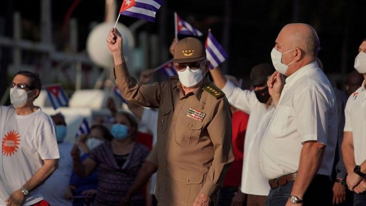 Raúl Castro encabeza marcha para defender el sistema político en Cuba tras las protestas