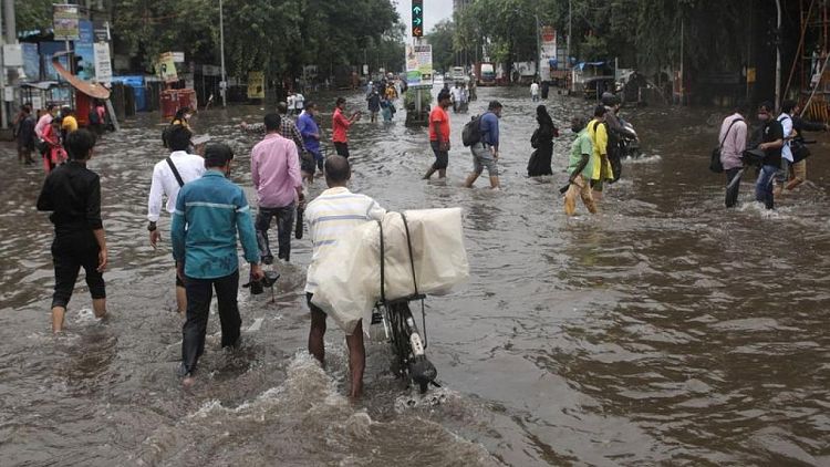 مقتل 30 على الأقل في انهيارات أرضية في مومباي بالهند بعد أمطار غزيرة