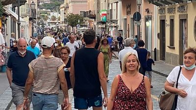 Affollate le spiagge, lavorano a pieno ritmo bar e ristoranti Affollate le spiagge, lavorano a pieno ritmo bar e ristoranti