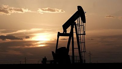النفط يتراجع أكثر من واحد بالمئة بعد اتفاق أوبك+ على زيادة الإمدادات