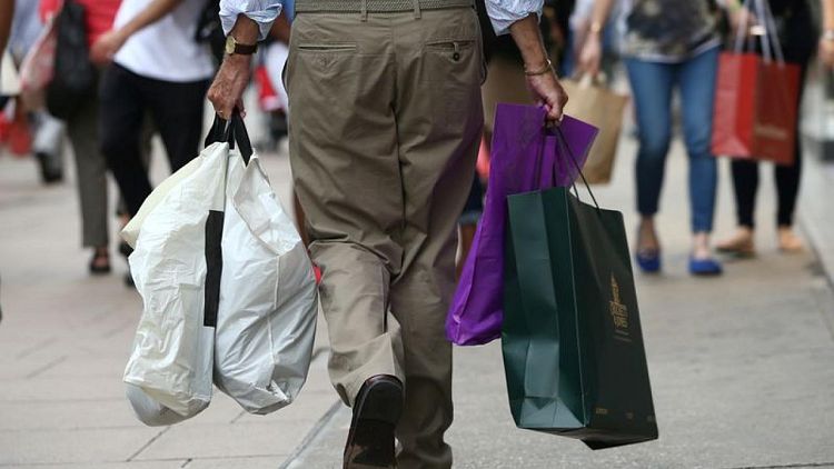 UK shopper numbers up 0.9% last week, boosted by good weather
