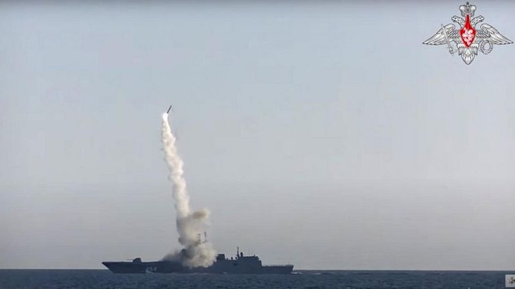 Rusia dice haber probado con éxito misil hipersónico alabado por Putin