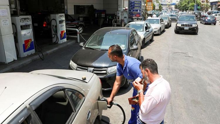 لبنان يسمح للصناعيين بالاستيراد المباشر للمازوت وسط عجز