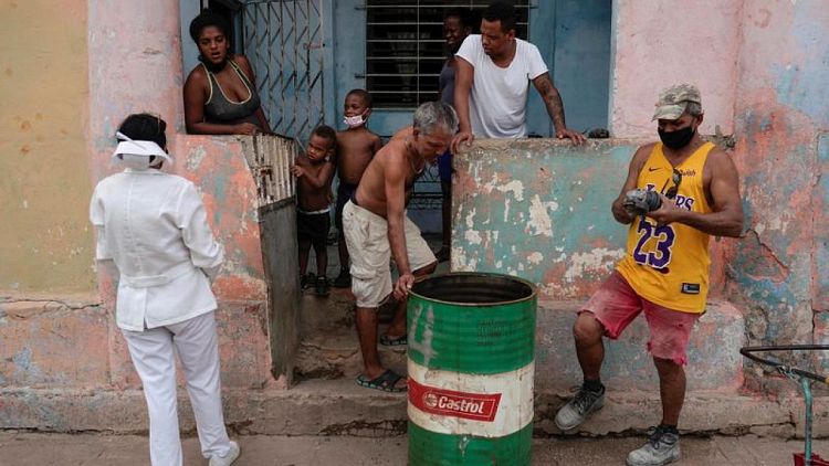 Cuba, golpeada por el descontento, lidia con la tasa de infecciones COVID-19 más alta en América