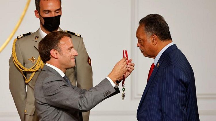 فرنسا تمنح القس الأمريكي جيسي جاكسون وسام جوقة الشرف