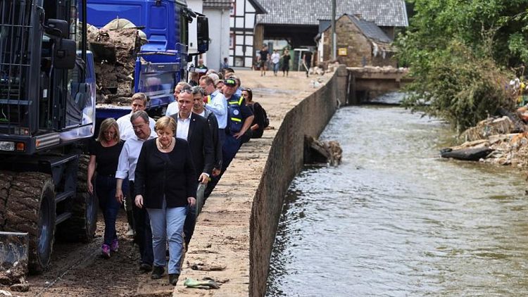 Merkel se dirige a zona de inundaciones entre dudas sobre preparación ante catástrofes