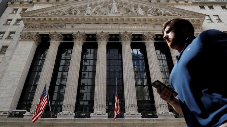 Wall Street reflota tras ola de ventas, resultados impulsan a IBM