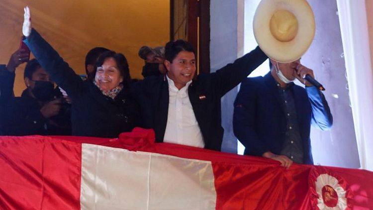 Castillo encara un Perú dividido luego de tensa elección en bicentenario de independencia