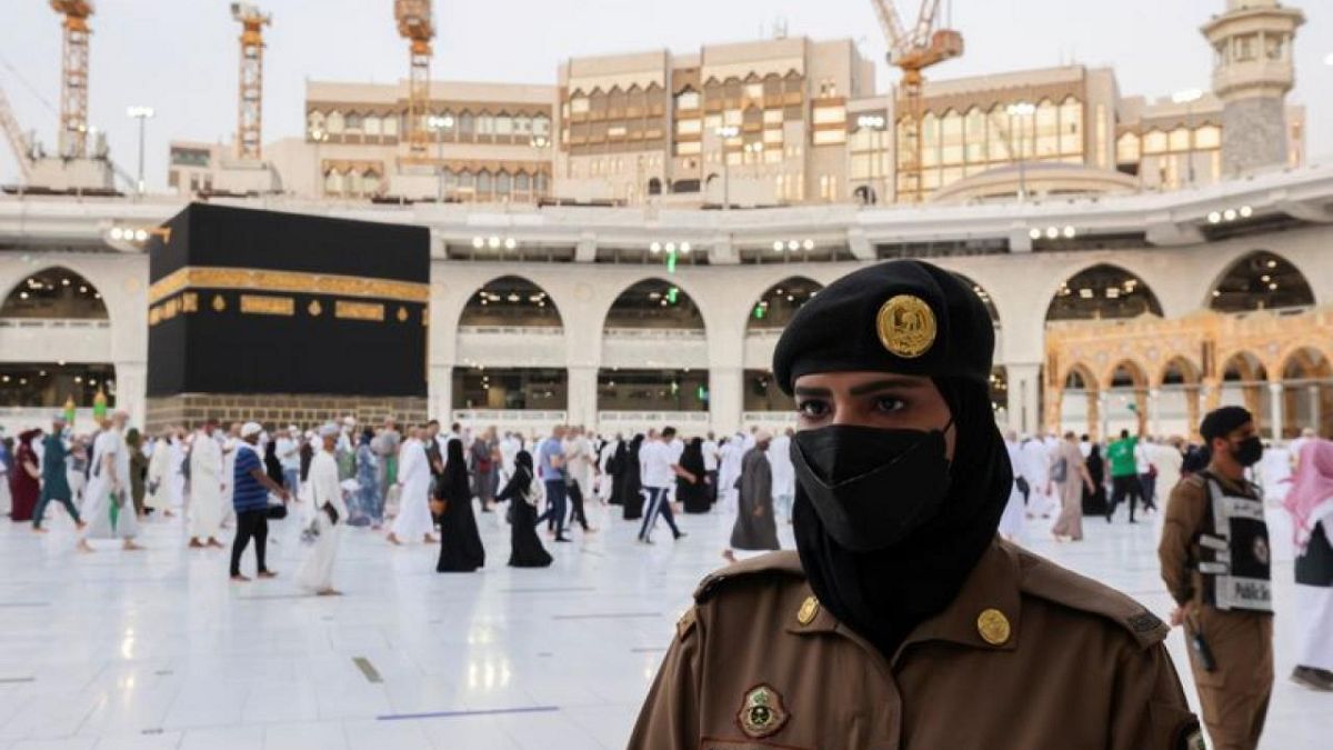 سعوديات يشاركن في تأمين الحجاج والمعتمرين لأول مرة في مكة والمدينة