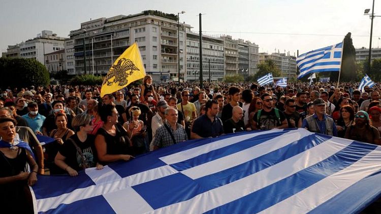 اشتباكات بين الشرطة اليونانية ومحتجين رافضين لحملة التطعيم ضد كوفيد-19