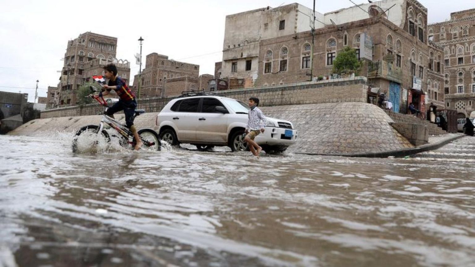 سيول جارفة تقتل 7 بينهم نساء وأطفال في شرق اليمن