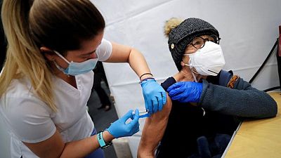 Nueva York requiere que trabajadores de la salud se vacunen o se hagan prueba de COVID semanalmente