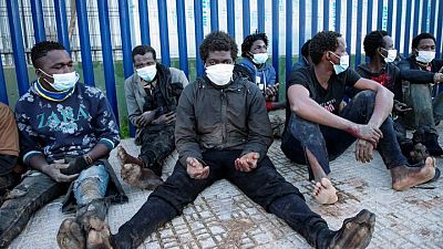 Más de 200 inmigrantes escalan la valla de entrada al enclave español de Melilla Más de 200 inmigrantes escalan la valla de entrada al enclave español de Melilla
