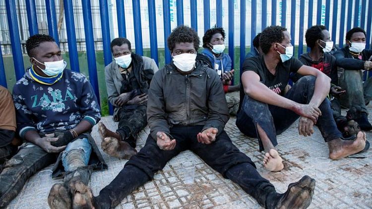 Más de 200 inmigrantes escalan la valla de entrada al enclave español de Melilla