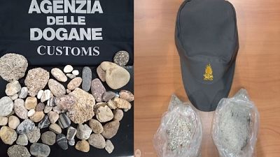 Intensificati i controlli dell'Agenzia delle Dogane in aeroporto Intensificati i controlli dell'Agenzia delle Dogane in aeroporto