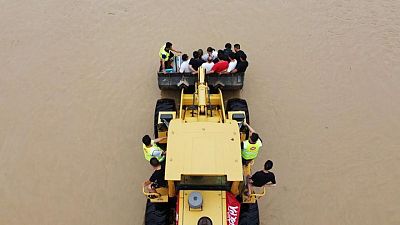 عمال الإنقاذ يستخدمون الحفارات لإنقاذ العالقين في فيضانات الصين