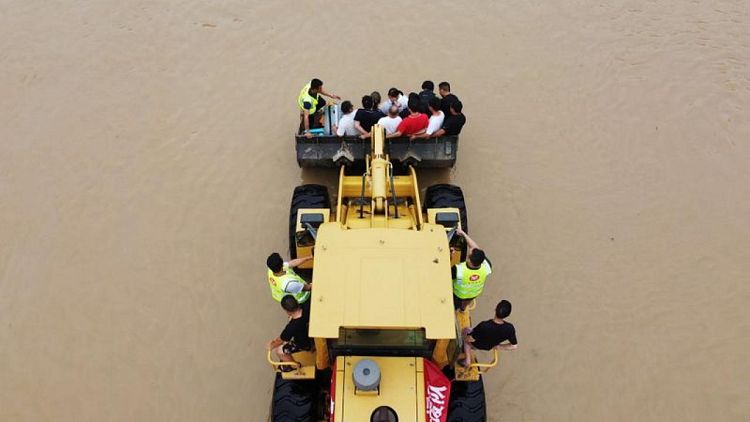 عمال الإنقاذ يستخدمون الحفارات لإنقاذ العالقين في فيضانات الصين