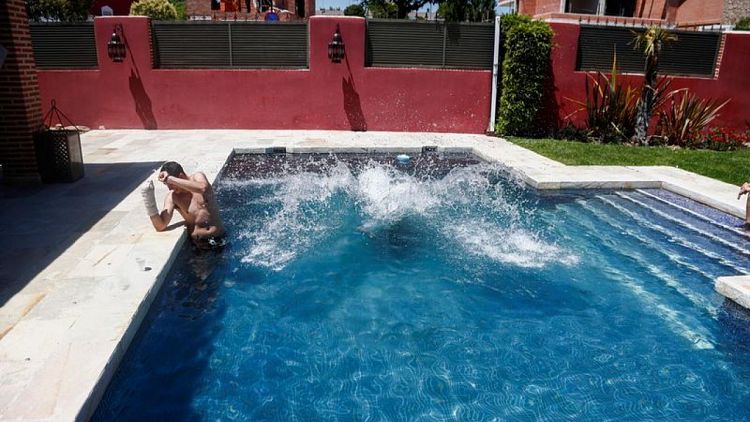 Una 'app' permite alquilar piscinas para combatir el calor español en la era COVID