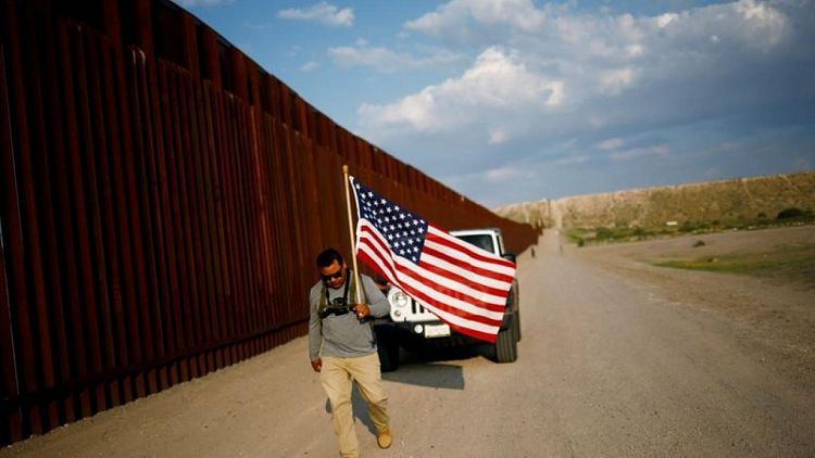 Un excombatiente de la guerra de Irak protesta en la frontera EEUU-México por la deportación de veteranos