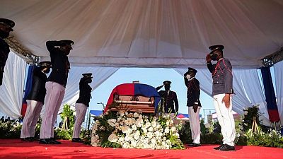 Dignatarios extranjeros se ponen a cubierto por protestas durante funeral del presidente de Haití Dignatarios extranjeros se ponen a cubierto por protestas durante funeral del presidente de Haití