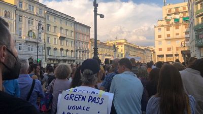 Assembrati in centro, contestano 'vaccino sperimentale' Assembrati in centro, contestano 'vaccino sperimentale'