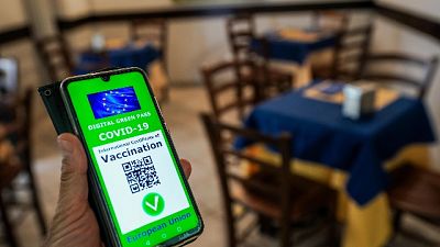 In piazza senza mascherine, tensione con i giornalisti In piazza senza mascherine, tensione con i giornalisti