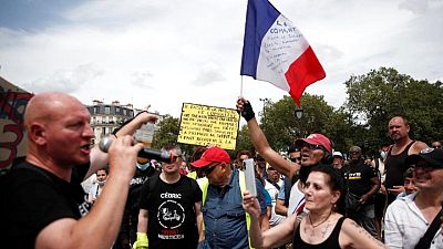 محتجون على قيود كوفيد-19 يشتبكون مع الشرطة في باريس