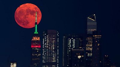 Los incendios forestales de Estados Unidos tiñen de naranja la luna llena Los incendios forestales de Estados Unidos tiñen de naranja la luna llena