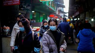 الصين تسجل 98 إصابة جديدة بفيروس كورونا