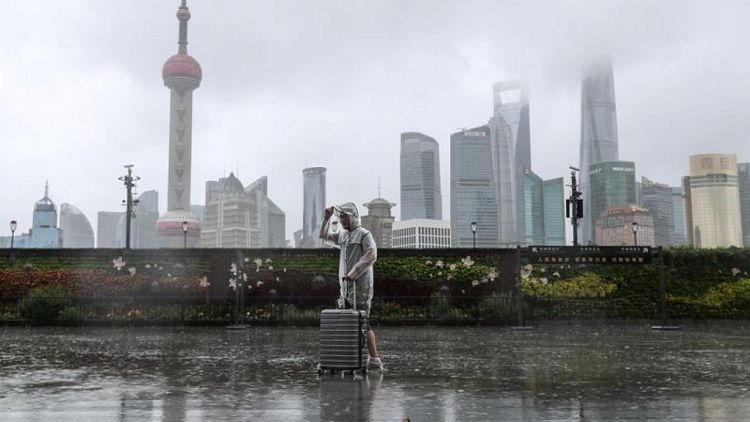شنغهاي والمناطق المحيطة بها تستعد لإعصار بعد فيضانات وسط الصين