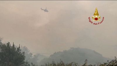 In azione anche i vigili del fuoco arrivati da Sassari In azione anche i vigili del fuoco arrivati da Sassari