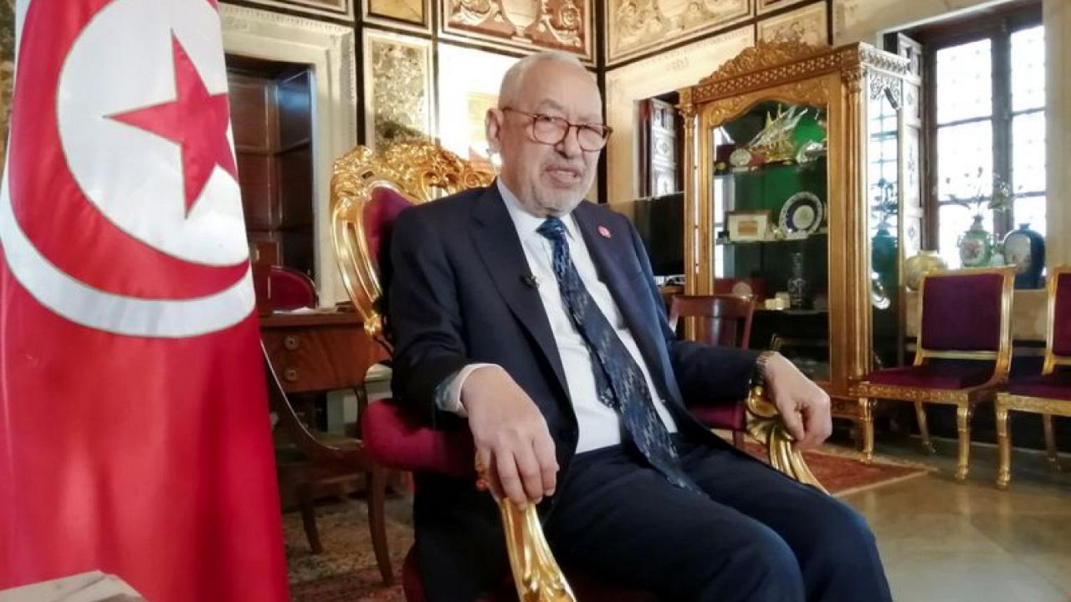 شاهد: الجيش التونسي يمنع الغنوشي من دخول مبنى البرلمان