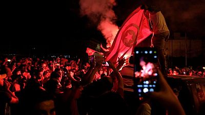 أنصار الرئيس التونسي يحتفلون بإقالة الحكومة بالهتافات والألعاب النارية