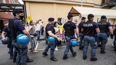 Una ventina di No Vax all'esterno dell'hub Lavazza Una ventina di No Vax all'esterno dell'hub Lavazza