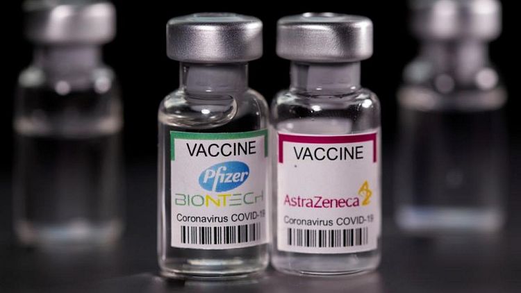 La vacunación mixta de AZ-Pfizer aumenta el nivel de anticuerpos COVID, según estudio