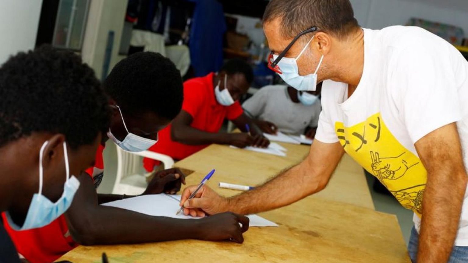 Un español utiliza su garaje como escuela de idiomas para inmigrantes