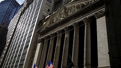 Wall Street retrocede desde máximos récord ante declive en bolsas China