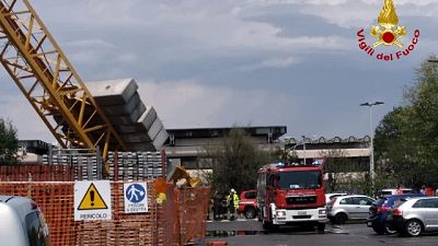 A Rozzano, spezzata sul tetto, evacuati gli inquilini A Rozzano, spezzata sul tetto, evacuati gli inquilini