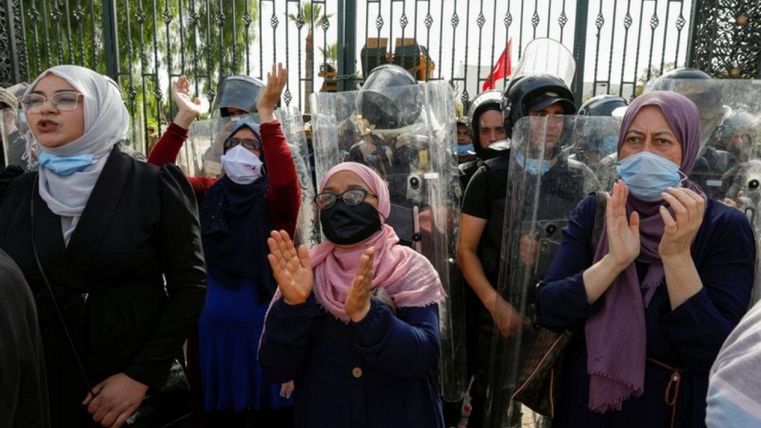 انقسام القانونيين والسياسيين التونسيين بشأن الأزمة الدستورية