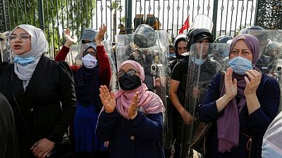 انقسام القانونيين والسياسيين التونسيين بشأن الأزمة الدستورية