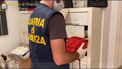 Operazione Gdf, sequestrati 16mila articoli contraffatti Operazione Gdf, sequestrati 16mila articoli contraffatti